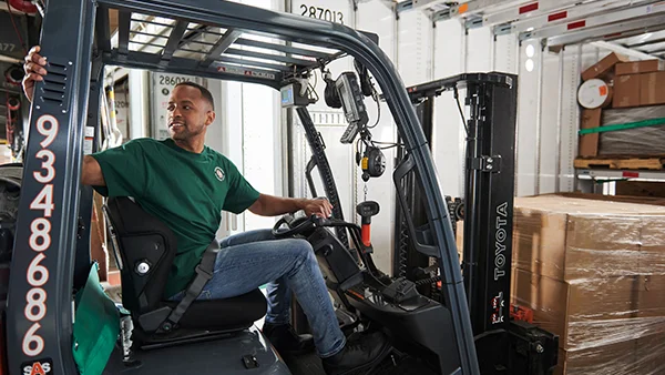 Forklift_Loading_Freight_Trailer_600x338.jpg